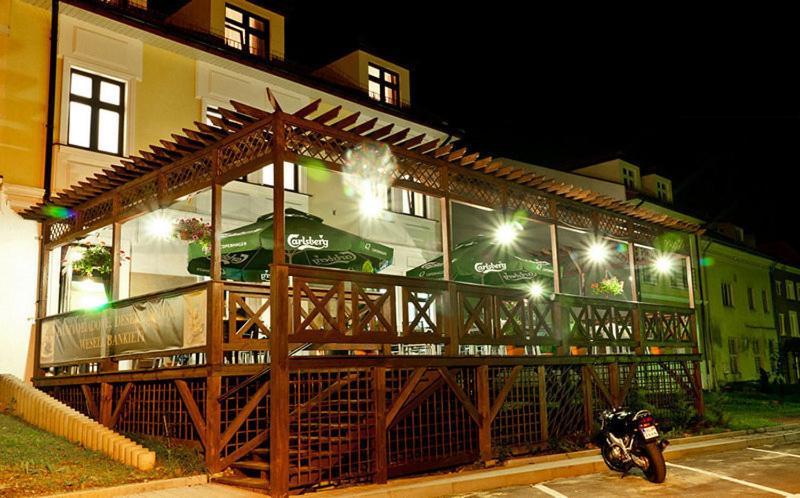 Hotel Vis A Vis Ланьцут Екстер'єр фото